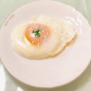 粉チーズとパセリの目玉焼き